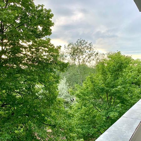 Green Life Next To Metro Station Warschau Exterior foto