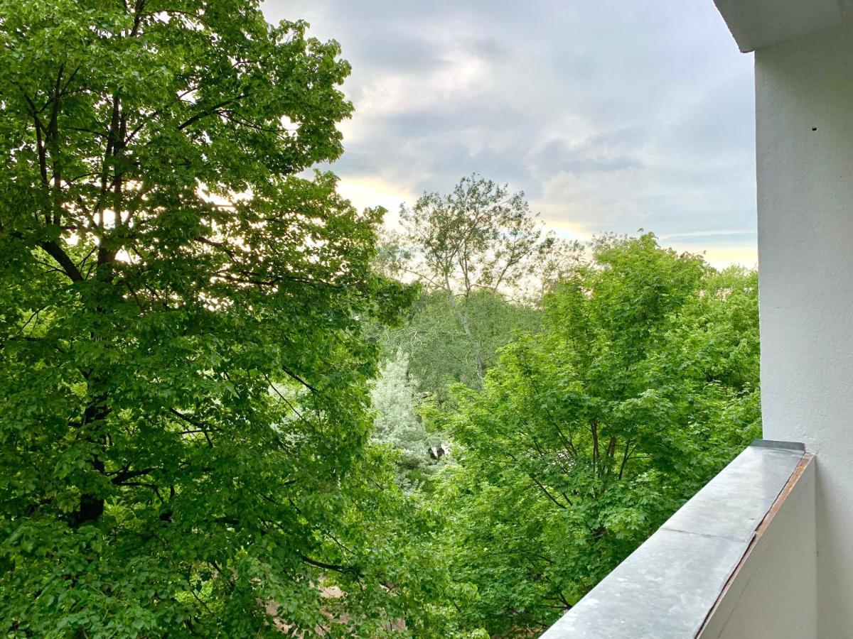 Green Life Next To Metro Station Warschau Exterior foto